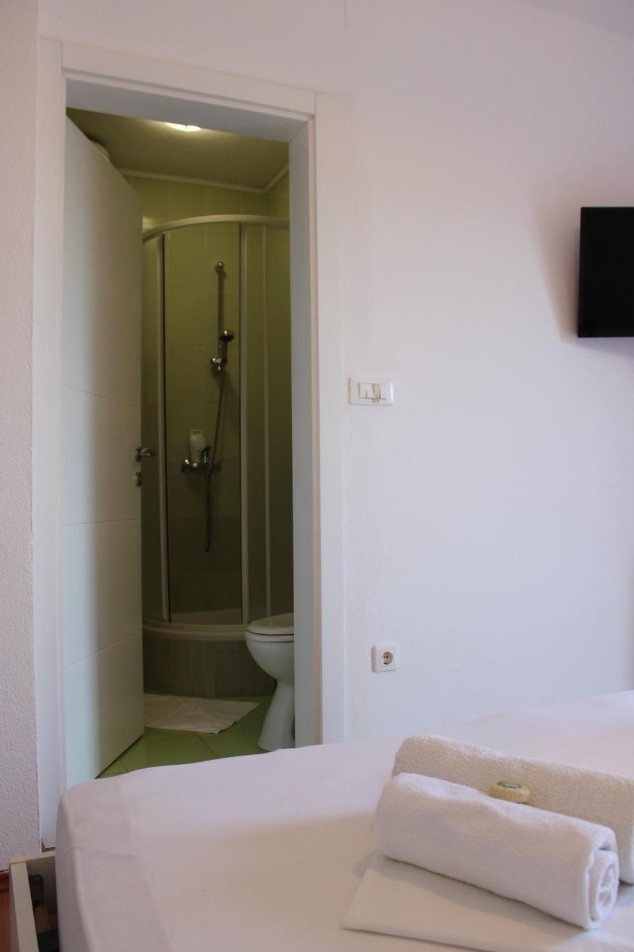 Bjelopera Rooms Затон Екстериор снимка